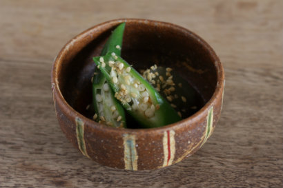 Okra and okyuto seaweed vinigared dish