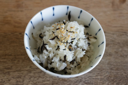 Rice cooked with gobo burdock and hijiki 